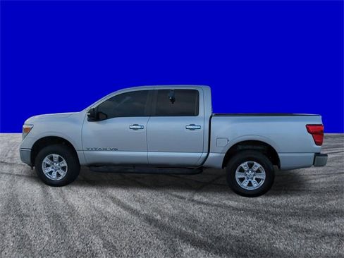 Used 2019 Nissan Titan SV image 7
