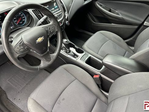 Used 2017 Chevrolet Cruze LT image 10