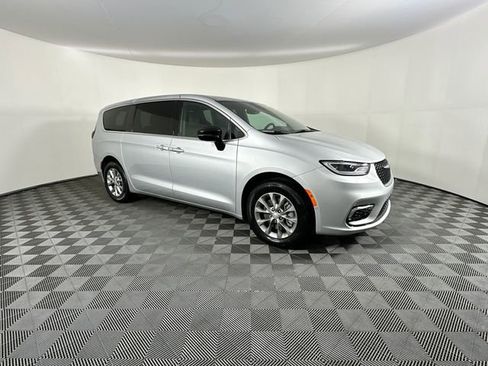 New 2026 Chrysler Pacifica Select AWD/4WD image 3