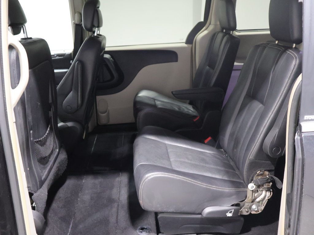 Used 2012 Chrysler Town & Country Touring w/ Entertainment Group #1 FWD image 17