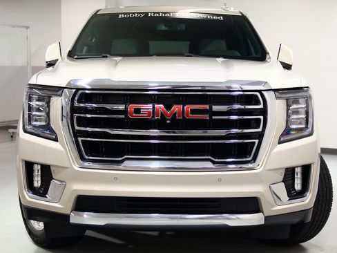 Used 2021 GMC Yukon XL SLT w/ SLT Luxury Plus Package image 3
