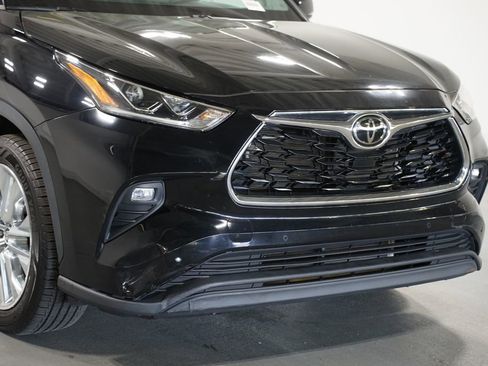 Used 2023 Toyota Highlander Limited image 4