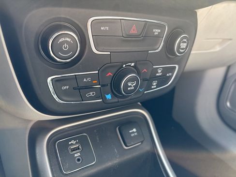 Used 2019 Jeep Compass Latitude FWD image 16