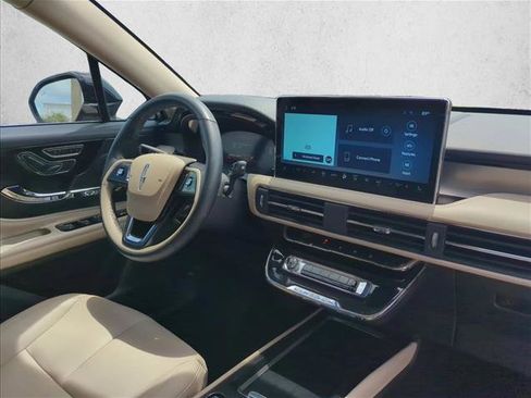 Used 2025 Lincoln Corsair FWD image 29