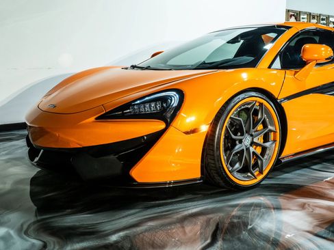 Used 2018 McLaren 570S Spider image 16