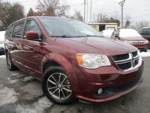 Used 2017 Dodge Grand Caravan SXT image 2