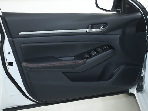 Certified 2025 Nissan Altima 2.5 SR AWD/4WD image 15