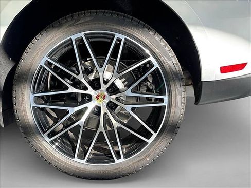 Certified 2026 Porsche Macan AWD/4WD image 24