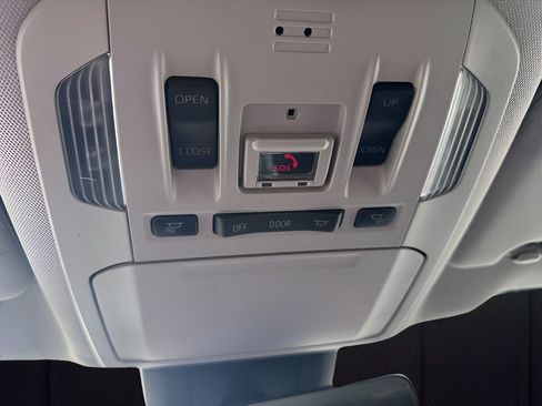 Used 2021 Toyota Highlander XLE image 14