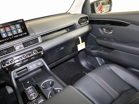 New 2025 Honda Pilot Touring image 9