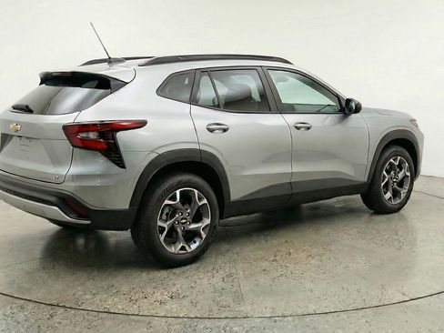 Used 2025 Chevrolet Trax LT w/ LT Convenience Package image 9