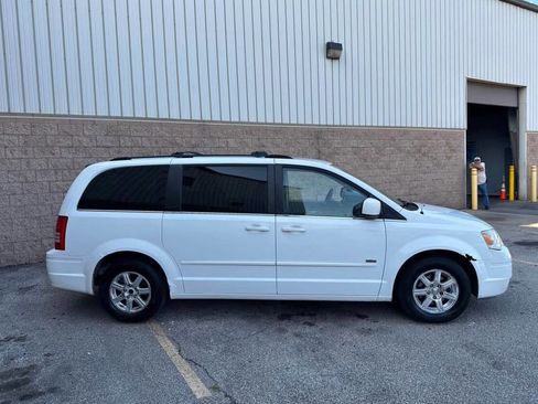 Used 2008 Chrysler Town & Country Touring image 5