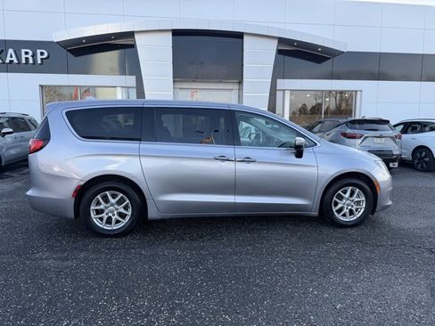 Used 2017 Chrysler Pacifica Touring image 6