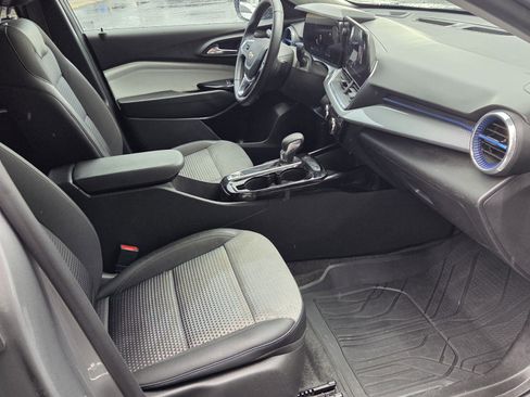 Used 2025 Chevrolet Trax LT w/ Driver Confidence Package image 11