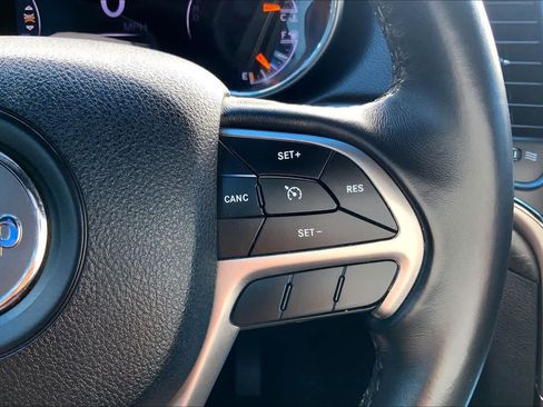 Used 2018 Jeep Grand Cherokee Laredo RWD image 25