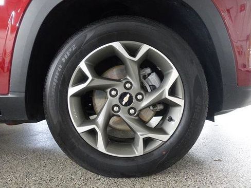 Used 2025 Chevrolet Trax LT FWD image 25