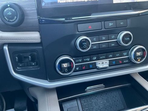 Used 2022 Ford Expedition Limited image 17