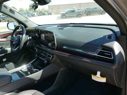 New 2026 Chevrolet Traverse Z71 w/ Enhanced Driving Package AWD/4WD image 11