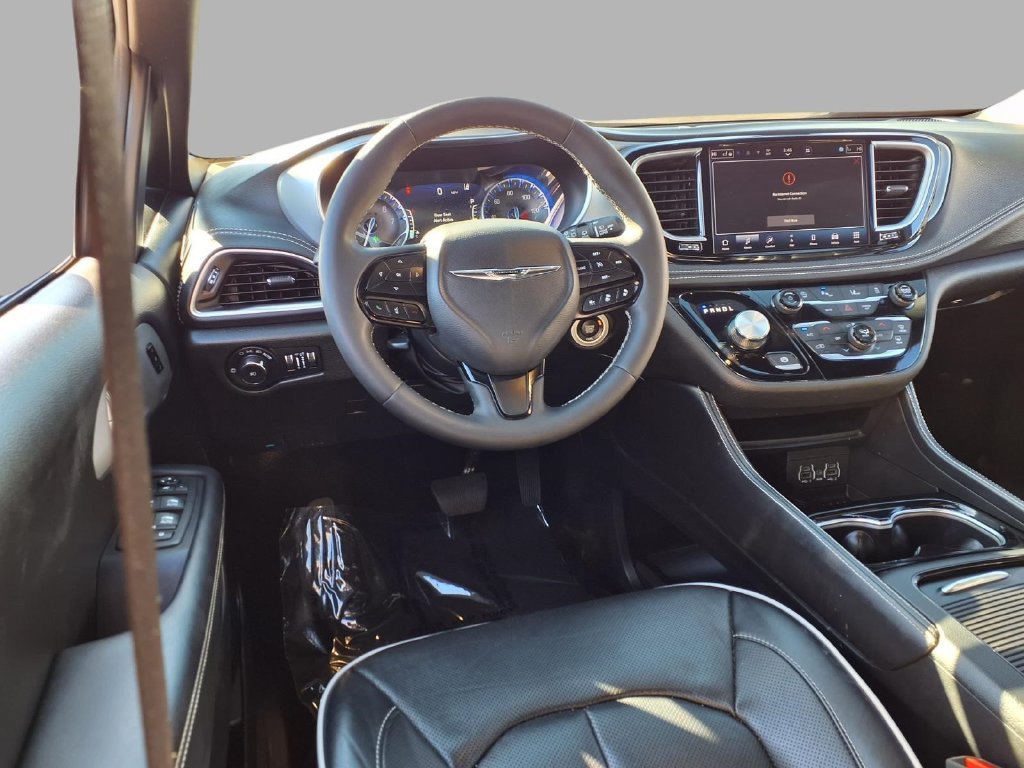 Used 2025 Chrysler Pacifica Limited FWD image 4
