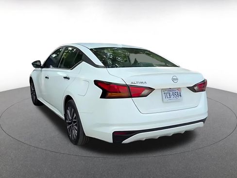 Used 2025 Nissan Altima 2.5 SV FWD image 11