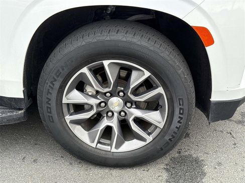 Used 2022 Chevrolet Suburban LT w/ LT Signature Package image 9