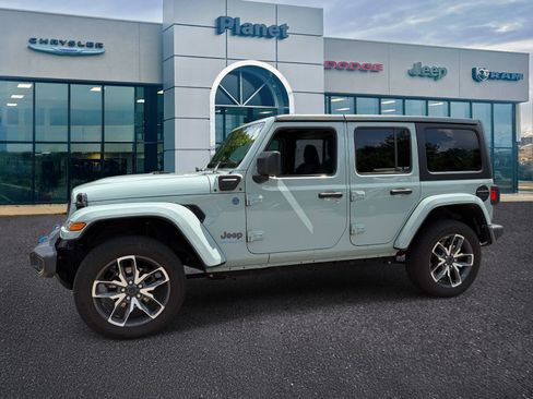 Used 2024 Jeep Wrangler Unlimited w/ Convenience Group AWD/4WD image 4