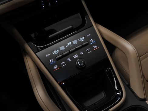 Certified 2024 Porsche Cayenne Coupe AWD/4WD image 40