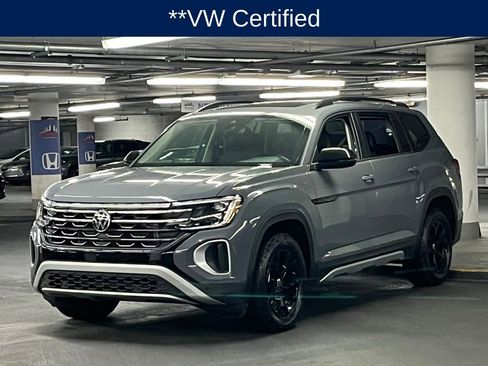 Certified 2025 Volkswagen Atlas Peak Edition SE AWD/4WD image 3