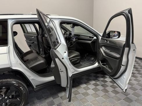 Used 2024 Jeep Grand Cherokee Altitude AWD/4WD image 22