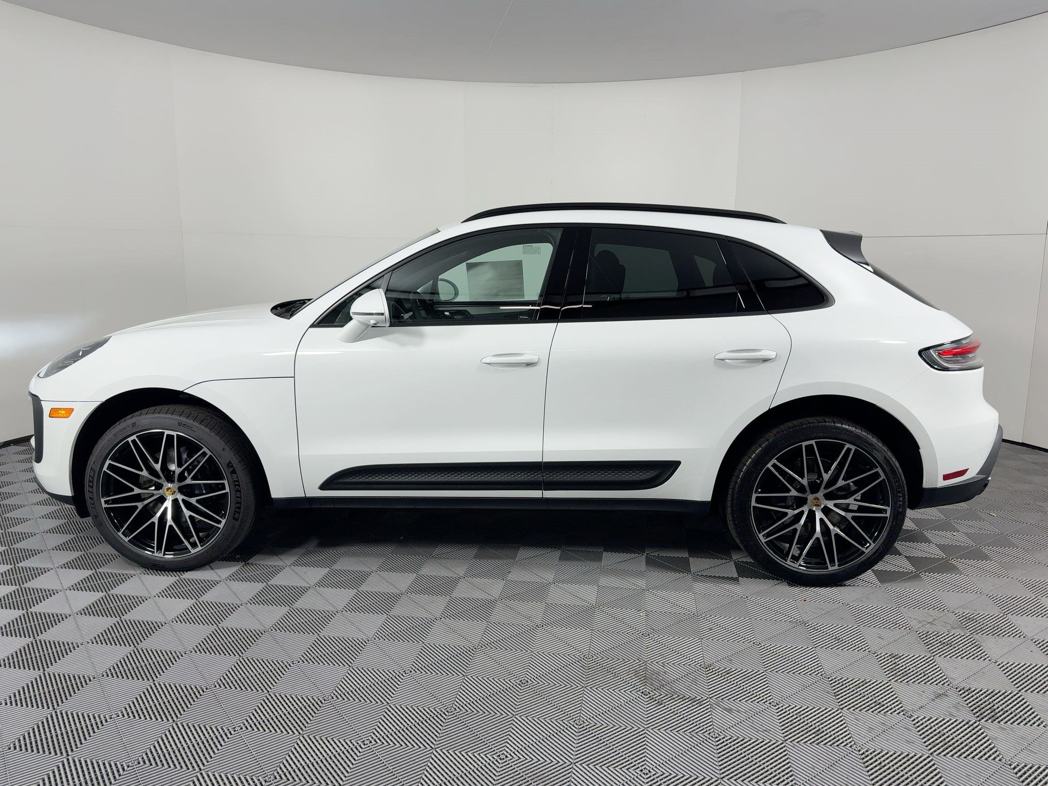 Certified 2026 Porsche Macan AWD/4WD image 2