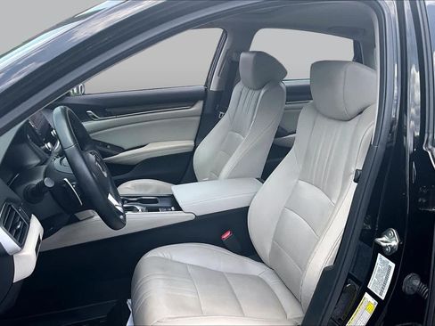 Used 2018 Honda Accord Touring image 8