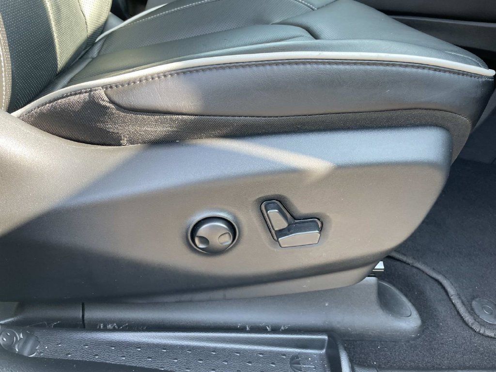 Used 2025 Chrysler Pacifica Limited FWD image 30