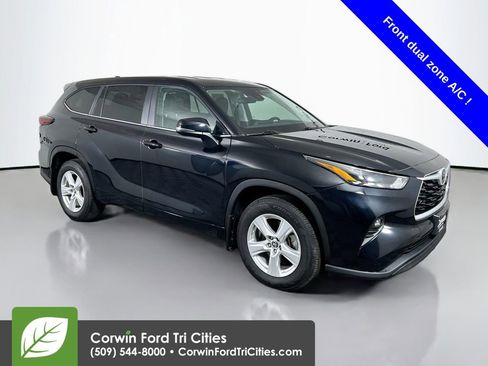 Used 2024 Toyota Highlander LE image 1