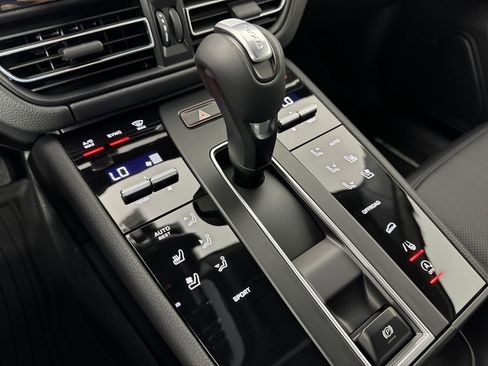 Certified 2025 Porsche Macan image 22