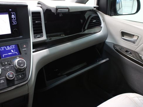 Used 2015 Toyota Sienna XLE Premium FWD image 25