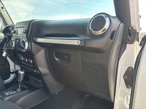 Used 2015 Jeep Wrangler Unlimited Sahara w/ Max Tow Package AWD/4WD image 49