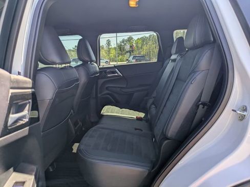 Used 2024 Mitsubishi Outlander SE image 16