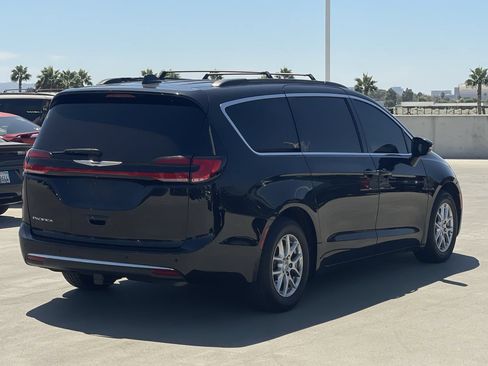 Used 2022 Chrysler Pacifica Touring-L FWD image 5