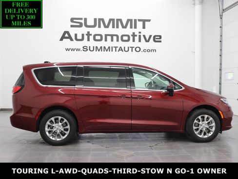 Used 2023 Chrysler Pacifica Touring-L AWD/4WD image 1