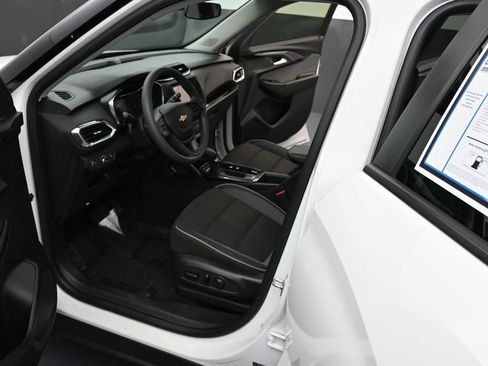 Used 2021 Chevrolet TrailBlazer LT w/ LPO, Blackout Package image 11