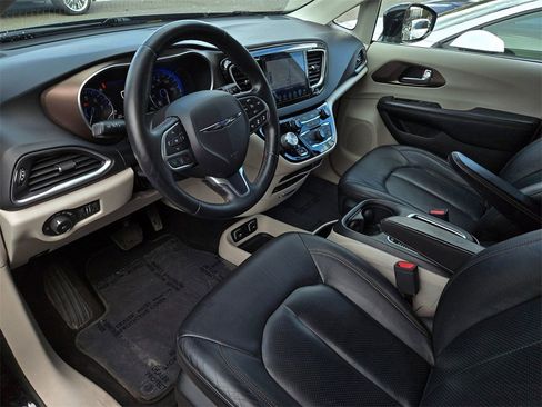 Used 2017 Chrysler Pacifica Touring-L Plus w/ Advanced Safetytec Group image 9