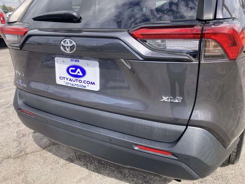 Used 2021 Toyota RAV4 XLE Premium image 11