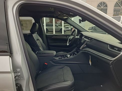 New 2025 Jeep Grand Cherokee 4WD image 37