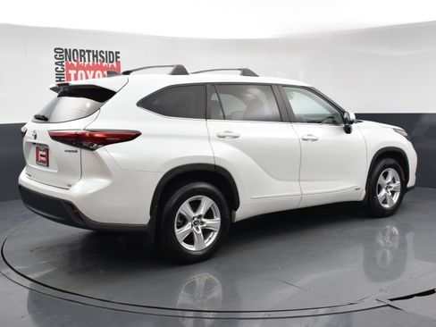 Used 2023 Toyota Highlander LE AWD/4WD image 4