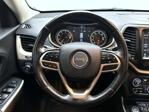 Used 2018 Jeep Cherokee Limited AWD/4WD image 12