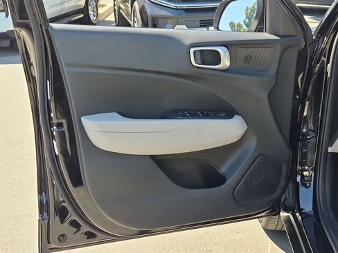 Used 2025 Hyundai Venue SEL FWD image 11