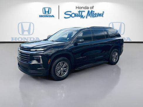 Used 2025 Chevrolet Traverse LT FWD image 3