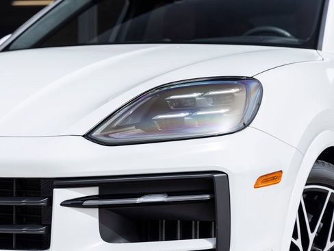 Certified 2025 Porsche Cayenne Coupe AWD/4WD image 17