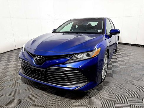Used 2018 Toyota Camry XLE image 3
