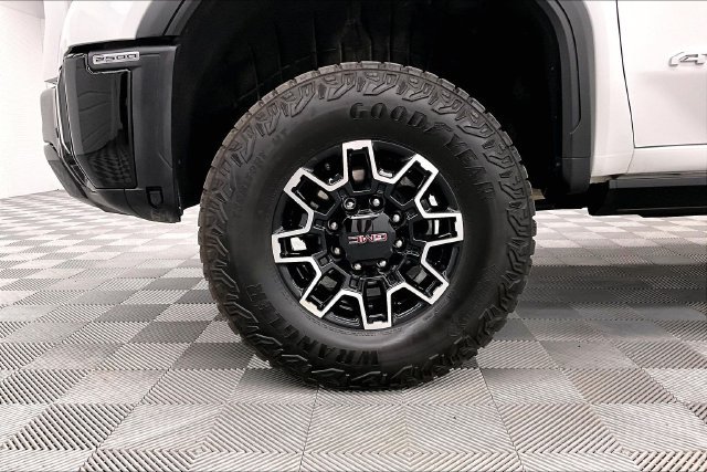 Used 2025 GMC Sierra 2500 AT4X AWD/4WD image 10